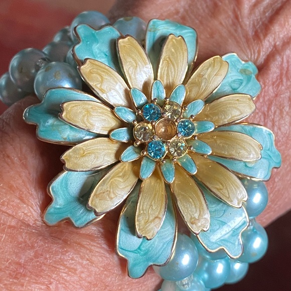 JEWELRY SALE!VTG beaded stretch bracelet,aqua pearls,3-D gold/aqua enamel flower - Picture 2 of 7